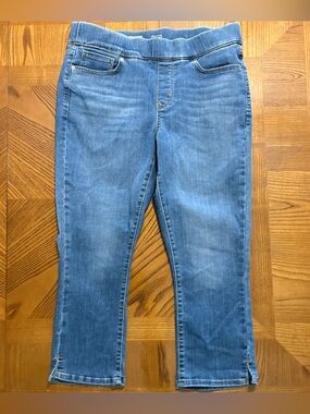 Signature by Levi Strauss Totally Shaping Pull-On Capri Jeans Women's Size 10